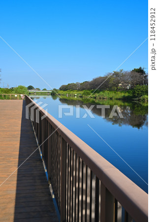 びん沼川　河川デッキからの眺め　真夏の風景　 118452912