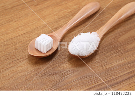 角砂糖と白砂糖 118453222