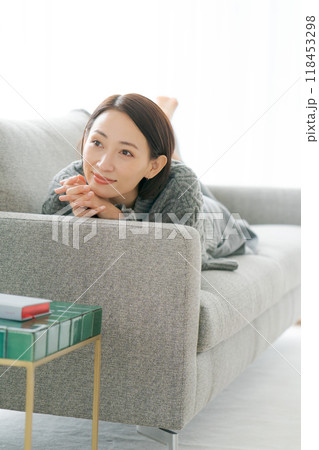 部屋でくつろぐ女性 部屋でくつろぐ女性 118453298