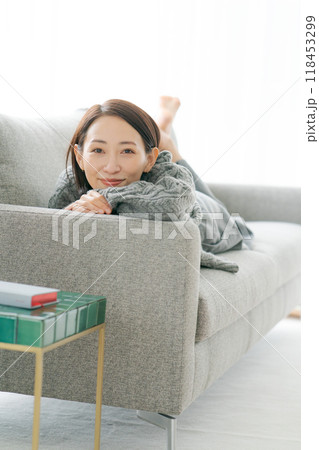 部屋でくつろぐ女性 部屋でくつろぐ女性 118453299