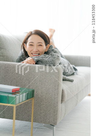 部屋でくつろぐ女性 部屋でくつろぐ女性 118453300