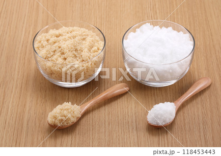 三温糖と白砂糖 118453443