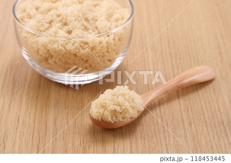 三温糖と白砂糖 118453445