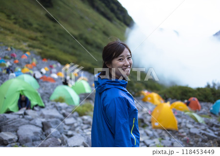 テント泊登山をする女性 118453449