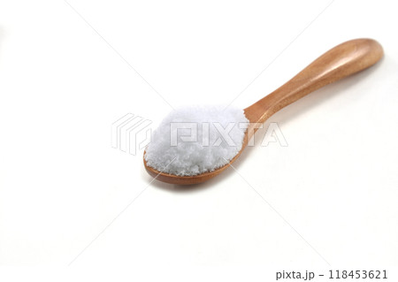スプーンに盛られた白砂糖 118453621