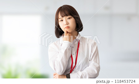 考えごとをする若い女性・ビジネスウーマン 考えごとをする若い女性・ビジネスウーマン 118453724