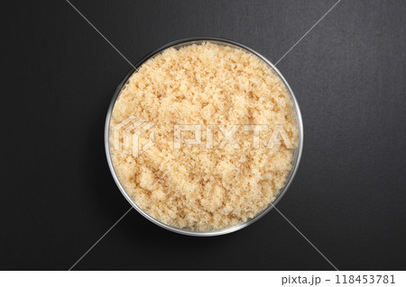 透明なお皿に盛られた三温糖 118453781