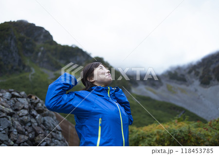 山を楽しむ女性 山を楽しむ女性 118453785
