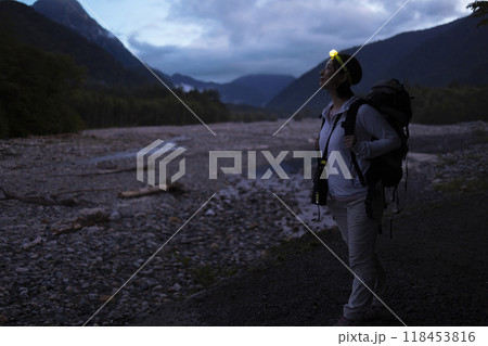 ヘッドライトをつけて登山する女性 118453816