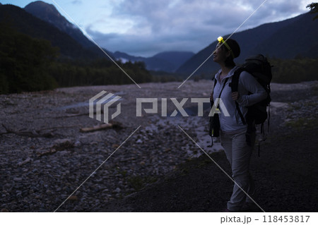 ヘッドライトをつけて登山する女性 118453817