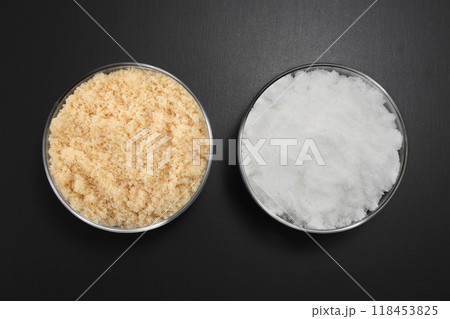 三温糖と白砂糖 118453825