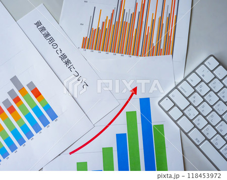 テーブルに置かれたグラフとキーボード 118453972