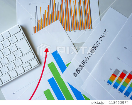 テーブルに置かれたグラフとキーボード 118453974