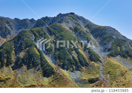 紅葉の北アルプスの立山の雄山 118453985