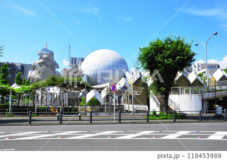 神奈川県藤沢市 湘南台文化センターと青空 神奈川県藤沢市 湘南台文化センターと青空 118453989