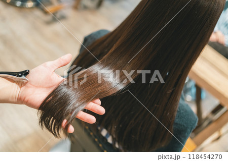 美容院に来店した綺麗なロングヘアの女性客 118454270