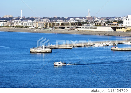 藤沢市 片瀬海岸と赤灯台・白灯台と遊覧船べんてん丸 藤沢市 片瀬海岸と赤灯台・白灯台と遊覧船べんてん丸 118454799