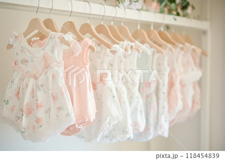 ピンクを基調としたベビー服のクローゼット 118454839