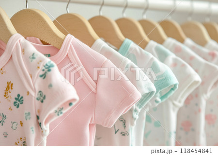 ピンクを基調としたベビー服のクローゼット 118454841