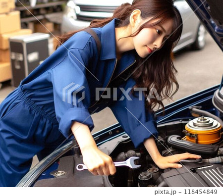 自動車の修理をする女性 118454849