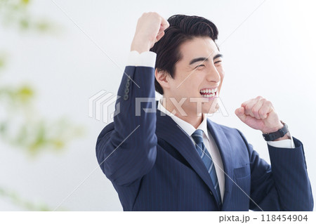 ガッツポーズする働くビジネスマン（白背景・白バック） 118454904