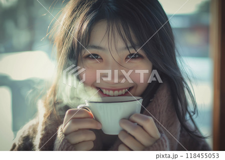カフェでリラックスする女性 カフェでリラックスする女性 118455053