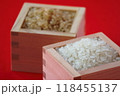 米と玄米を量った枡 118455137