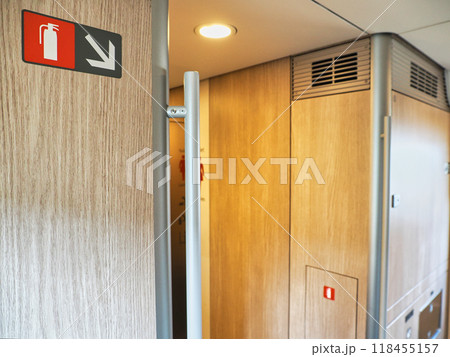 新幹線デッキの消火器位置を示す案内表示 新幹線デッキの消火器位置を示す案内表示 118455157