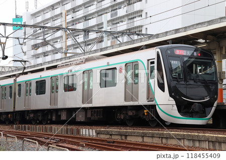 西新井駅に停車中の東急田園都市線2020系（東武伊勢崎線直通） 118455409
