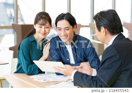 相談するミドルの夫婦 撮影協力:学校法人電波学園 東京電子専門学校 相談するミドルの夫婦 撮影協力:学校法人電波学園 東京電子専門学校 118455543
