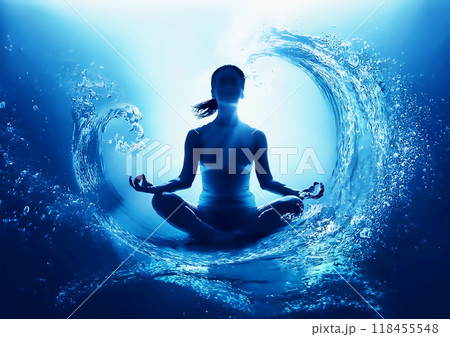 水中で瞑想する女性のシルエット 水中で瞑想する女性のシルエット 118455548