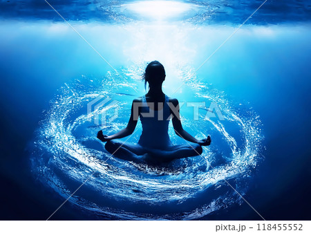 水中で瞑想する女性のシルエット 118455552
