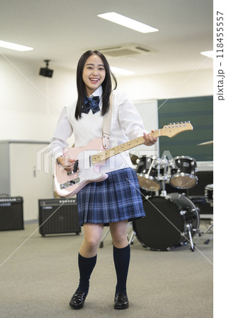 エレキギターを弾く女子高校生 撮影協力:有明教育芸術短期大学 エレキギターを弾く女子高校生 撮影協力:有明教育芸術短期大学 118455557