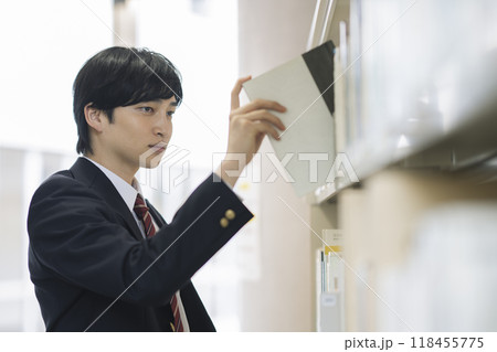図書室で本を選ぶ男子高校生 118455775