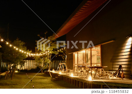 ライトアップされた住宅 118455832