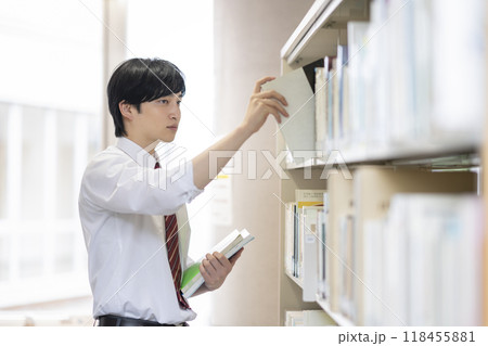 図書室で本を選ぶ男子高校生 図書室で本を選ぶ男子高校生 118455881