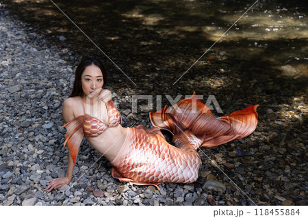 河原に座る黒髪の人魚 河原に座る黒髪の人魚 118455884