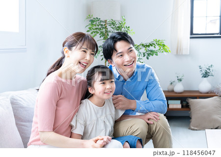 リビングでくつろぐ家族 リビングでくつろぐ家族 118456047