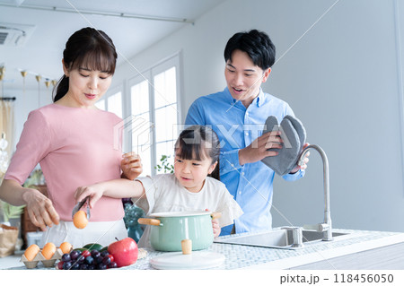 料理をする家族 118456050