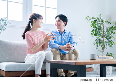 くつろいで話をする夫婦 118456056