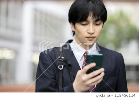 スマートフォンの画面を見る男子高校生　撮影協力：有明教育芸術短期大学 118456114