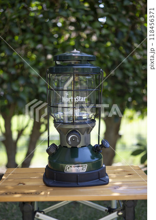 キャンプで使うランタンのイメージ 118456371