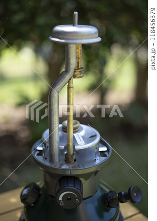 キャンプで使うランタンのイメージ キャンプで使うランタンのイメージ 118456379