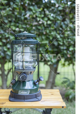 キャンプで使うランタンのイメージ キャンプで使うランタンのイメージ 118456405