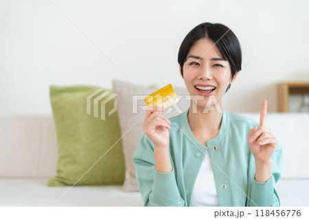 複数のクレジットカードを1枚にまとめて笑顔の女性 複数のクレジットカードを1枚にまとめて笑顔の女性 118456776