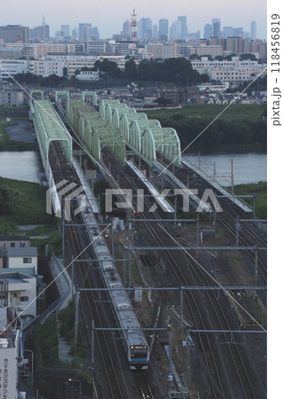 荒川陸橋を渡る京浜東北線（埼玉県川口市） 118456819