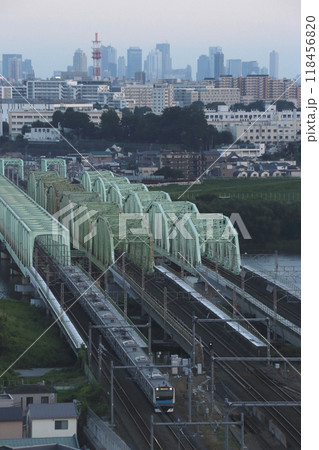 荒川陸橋を渡る京浜東北線(埼玉県川口市) 荒川陸橋を渡る京浜東北線(埼玉県川口市) 118456820