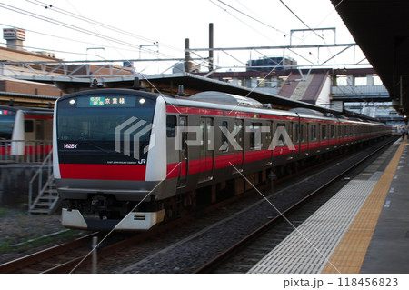 ［JE］蘇我駅を発車する京葉線E233系電車（東京⇔蘇我） 118456823