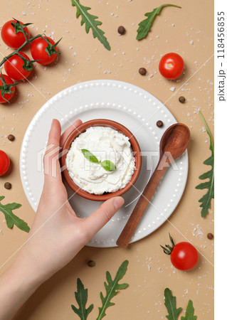 Ricotta in a bowl with fresh tomatoes and herbs 118456855