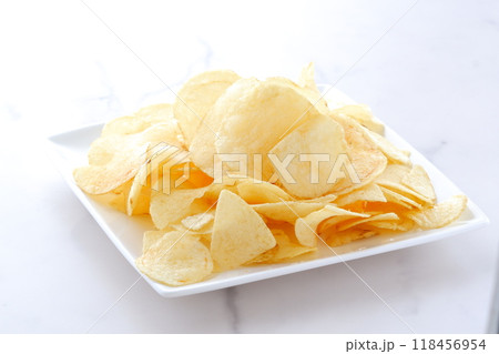 白い皿に山盛りのポテトチップス 白い皿に山盛りのポテトチップス 118456954